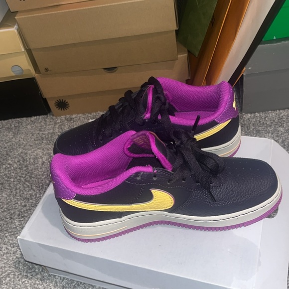 Nike Air Force 1s size 5 in big kids - Picture 4 of 8